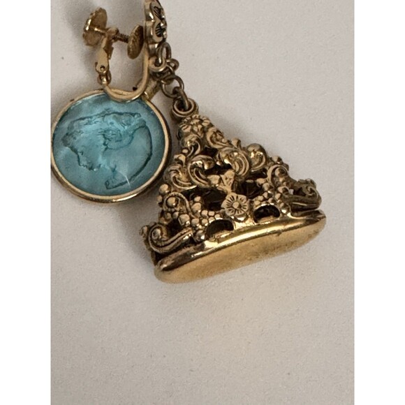 Vintage Accessocraft NYC Blue Cameo Dangle Earrings Goldtone Screwback Signed - Picture 10 of 12